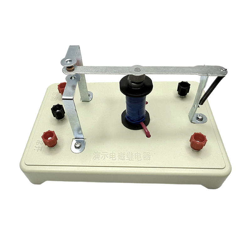 Dimostrazione di fisica nella scuola media dello strumento didattico sui relè elettromagnetici